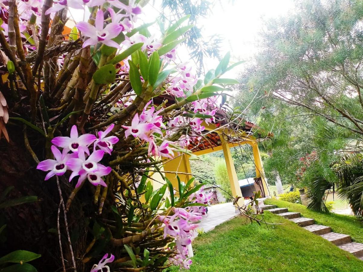 Casa Com Flores Pedra Azul  Exterior photo